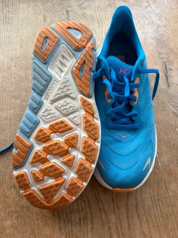 Used Hoka Arahi 6 bike — image 5 of 9