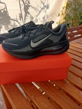 Used Nike Vomero 18 Running Shoes