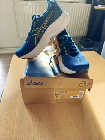 Used Asics Gel-Kayano 32 Running Shoes