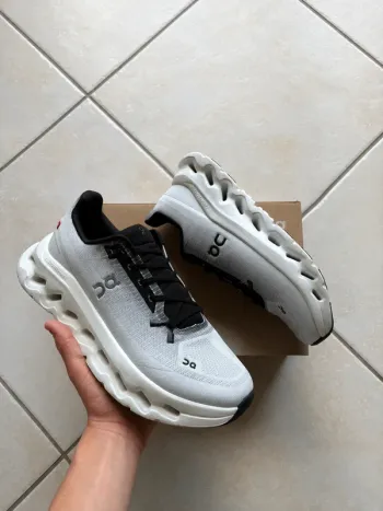 Used White Cloudtilt Running Shoes