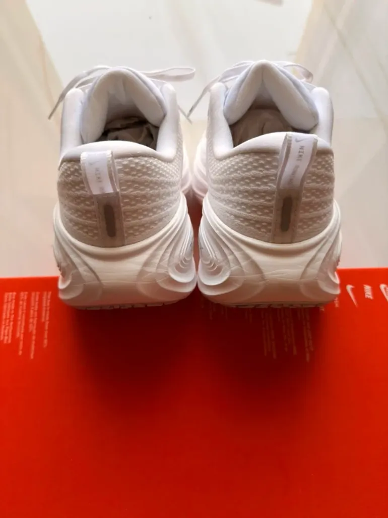 Used White Nike Vomero Plus bike — image 3 of 7