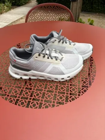 Käytetty White Cloudrunner 2 Running Shoes