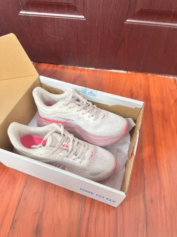 Used Rose Hoka Chaussures taille 37 bike — image 3 of 3