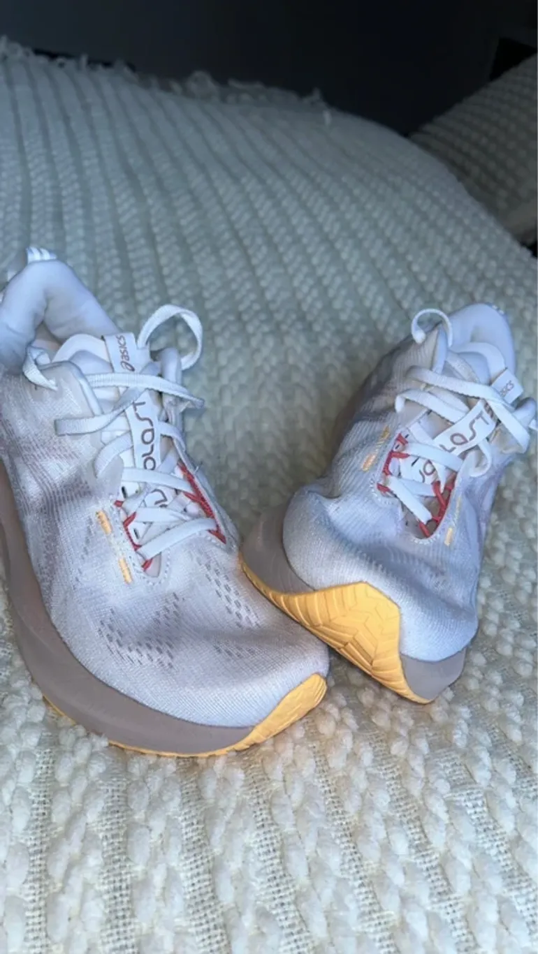 Used Asics NOVABLAST 5 bike — image 7 of 8