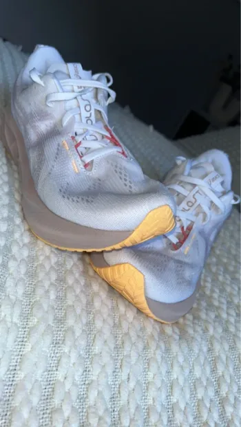 Used Asics NOVABLAST 5 Running Shoes