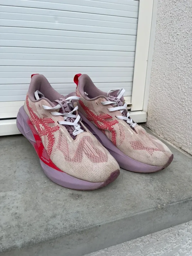 Used Asics Novablast 5 bike — image 2 of 3