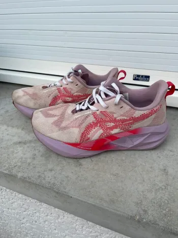 Used Asics Novablast 5 Running Shoes