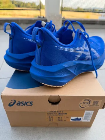Asics Novablast 5 bike d'occasion — image 4 sur 5