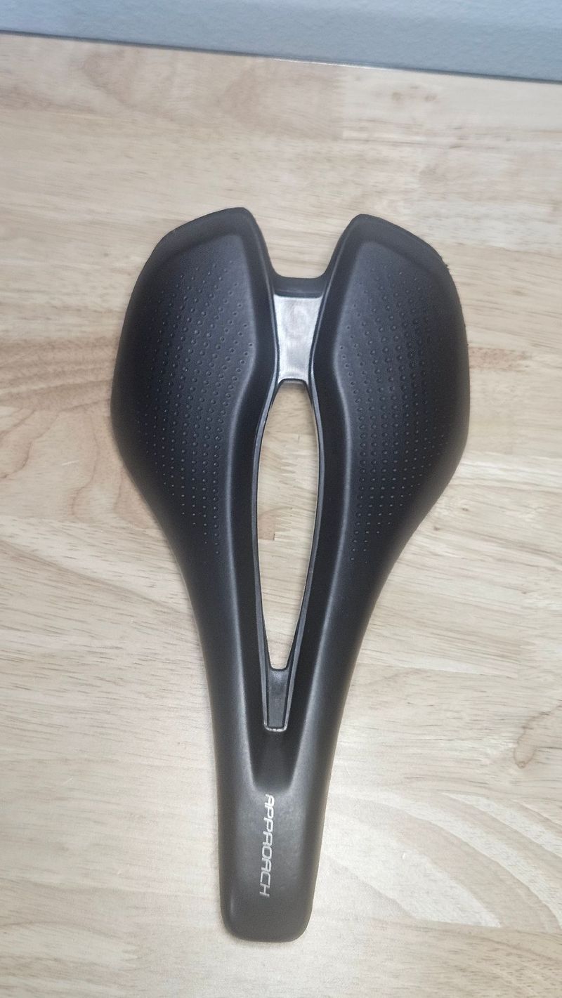 Used Giant Approach Saddle Saddles & Seatposts