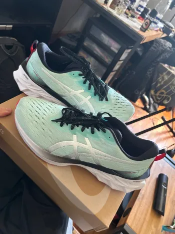 Použité Asics novablast 2 Running Shoes