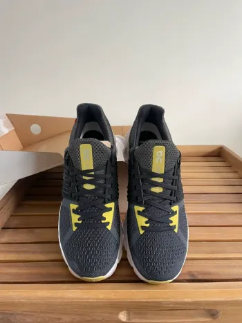 Used On Running ON sneakers Maat 42 bike — image 7 of 8