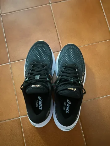 Used Asics Running Shoes bike — image 2 of 3