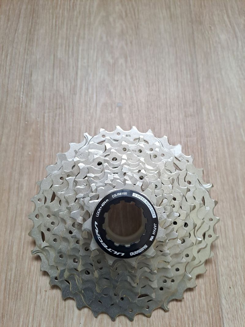 Gebrauchtes Shimano Ultegra CS-R8100-12 Cassette Drivetrain & Pedals