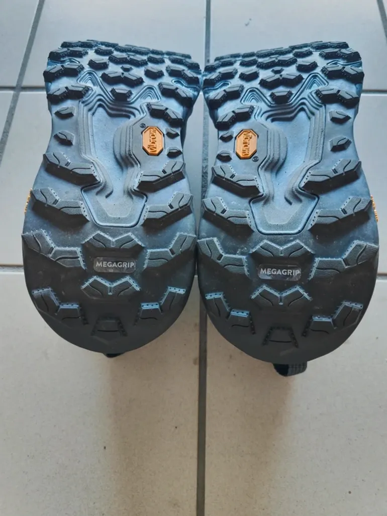Used New Balance Hierro V9 bike — image 8 of 9