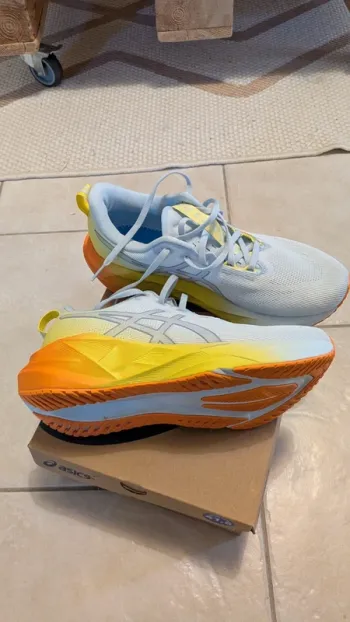 Used Asics Novablast 5 Running Shoes