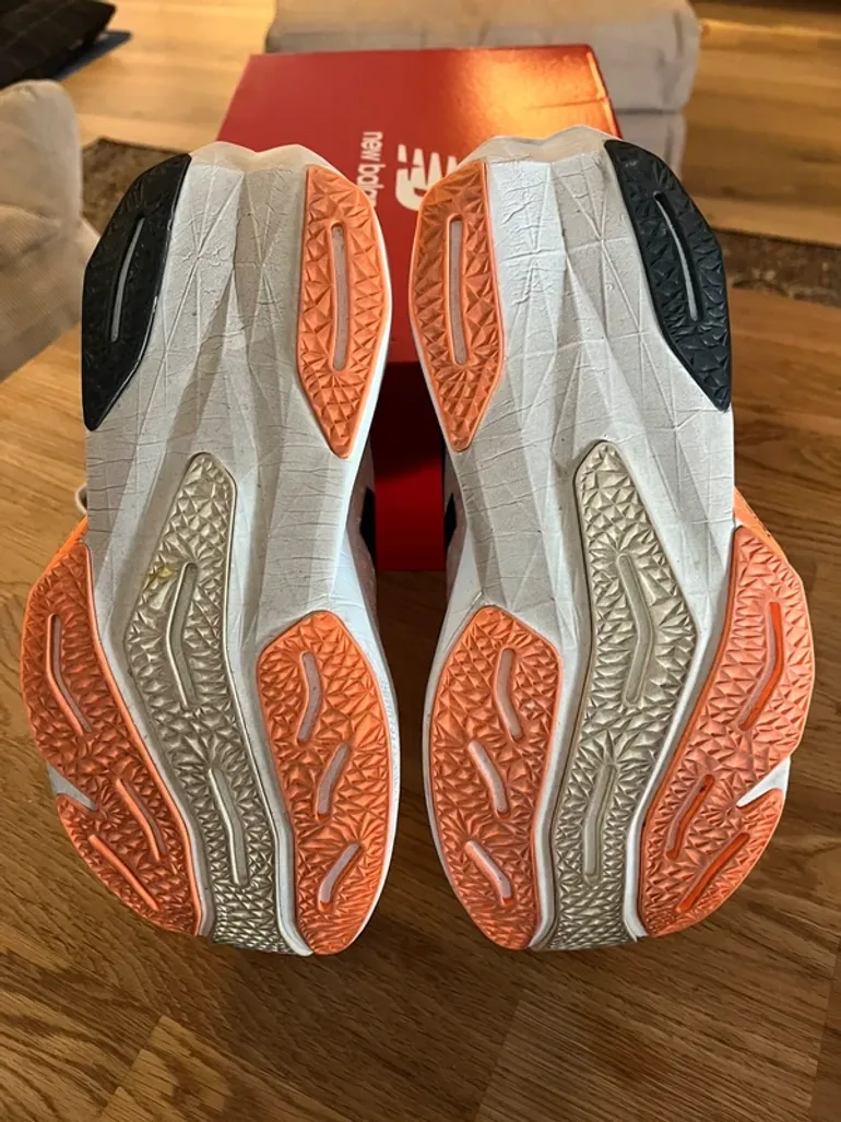 Używany New Balance FuelCell Rebel v4 bike — zdjęcie 3 z 6