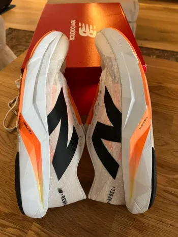 Używany New Balance FuelCell Rebel v4 bike — zdjęcie 4 z 6