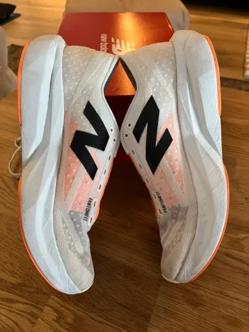Używany New Balance FuelCell Rebel v4 bike — zdjęcie 5 z 6