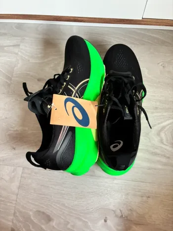 Used Asics Gel-Kayano 32 Running Shoes