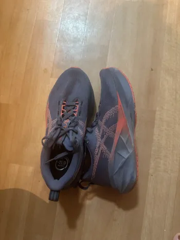 Used Asics Novablast 5 Running Shoes