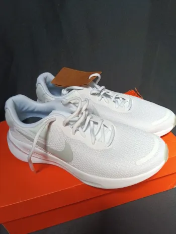 Käytetty Nike Revolution Running Shoes