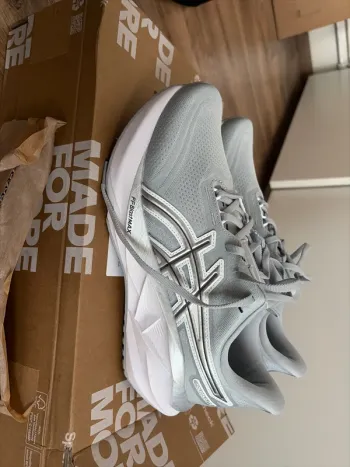 Used Asics Novablast 5 Running Shoes