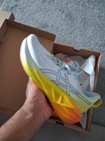 Used Asics Novablast 5 Running Shoes