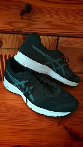 Used White Patrioi 9 Running Shoes