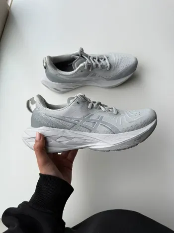 Asics Novablast 4 Running Shoes usato
