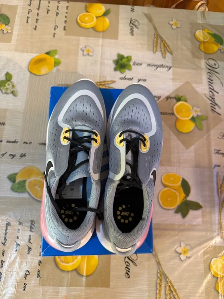 Used Nike Shoes Size 42 bike — image 7 of 9