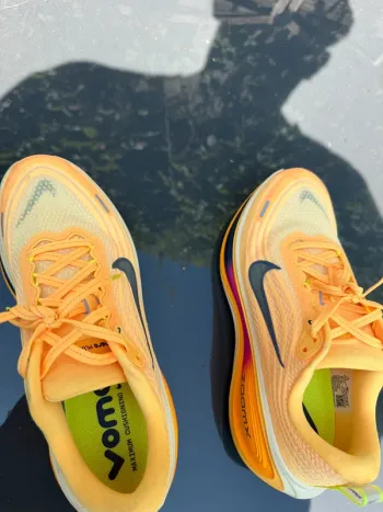 Orange Vomero Plus Running Shoes usato