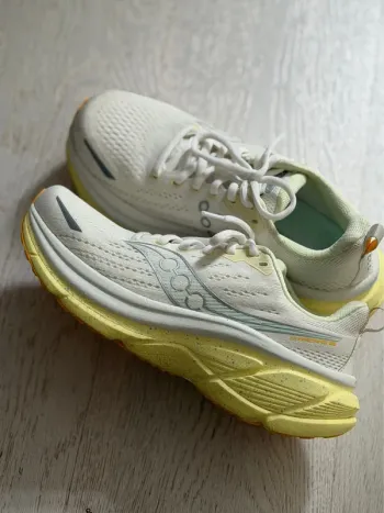 Brugt Saucony Hurricane 25 Running Shoes