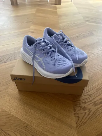 Käytetty Asics Gel Cumulus 28 Running Shoes