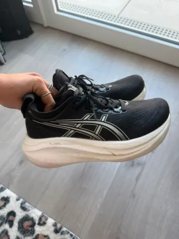 Used Asics Nimbus 27 Running Shoes