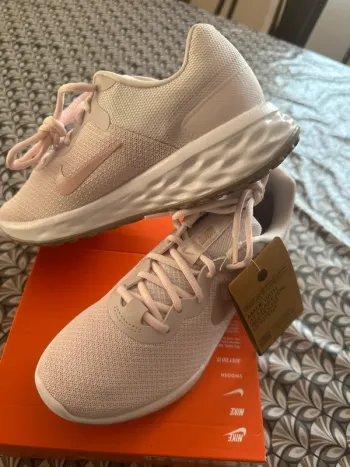 Used Rose Revolution 6 Running Shoes