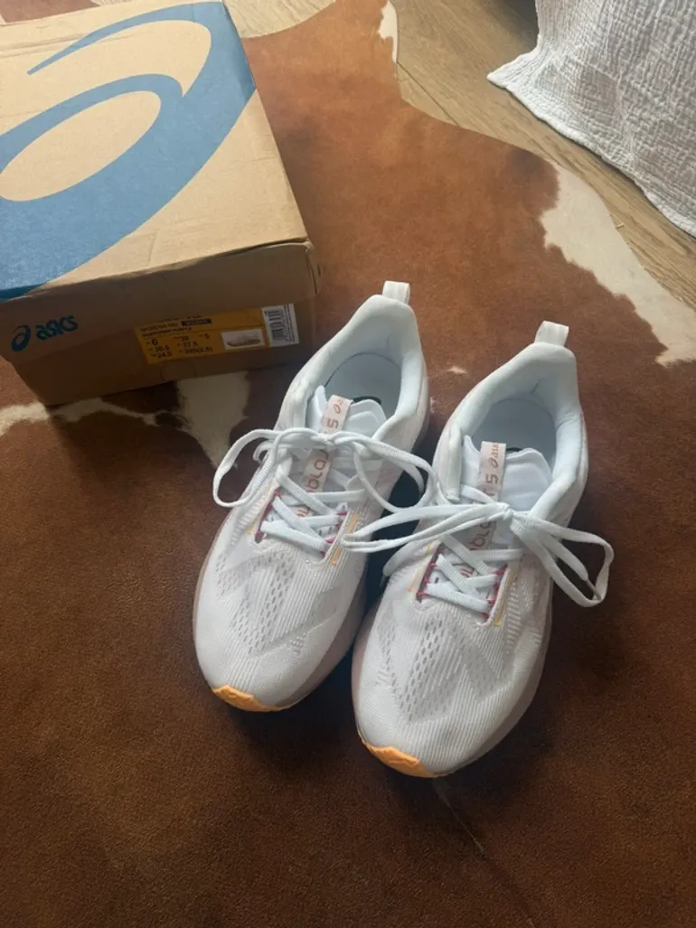 Asics Novablast 5 bike usato — immagine 4 di 6