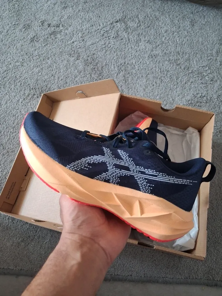 Asics Novablast 5 bike usato — immagine 2 di 10