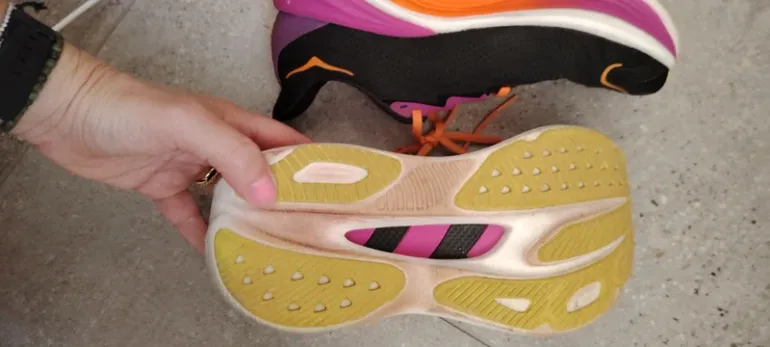 Used Hoka Donna Running Shoes bike — image 4 of 8