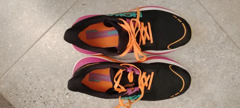 Used Hoka Donna Running Shoes bike — image 5 of 8
