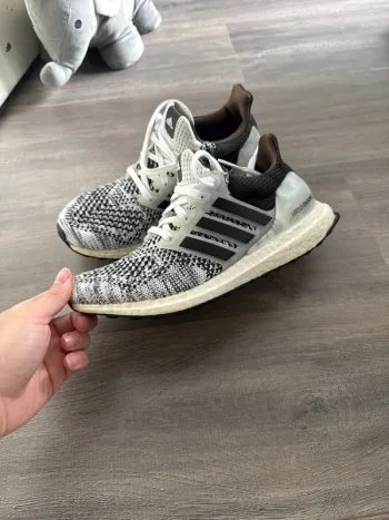 Käytetty Adidas Ultra Boost Running Shoes