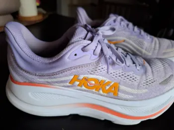 Käytetty Orange Bondi 9 Running Shoes
