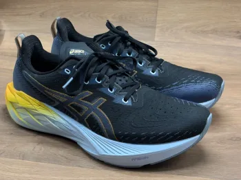 Brugt Asics Novablast 4 Running Shoes