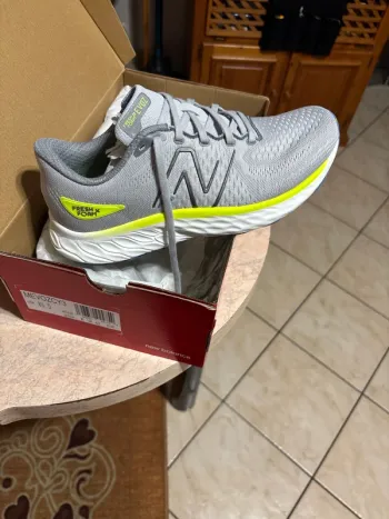 Tweedehands New Balance Running Shoes Size 42 bike — afbeelding 3 van 4