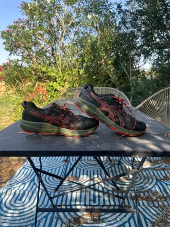 Used Asics Fuji lite 3 Running Shoes