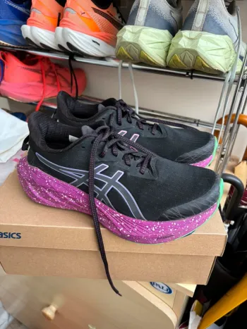 Używany Asics NovaBlast 4 Lite-Show Running Shoes