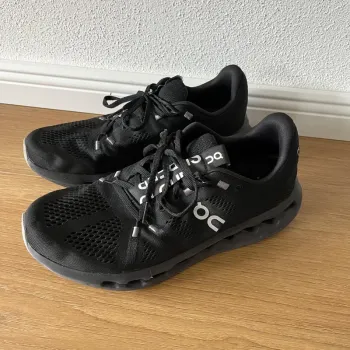 Brugt On Running Cloud Surfer Running Shoes
