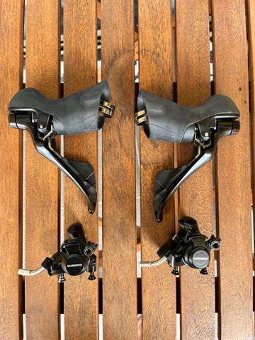Brugt Shimano 105 R7000 2x11 STI shifters + BR-RS305 breaks Drivetrain & Pedals