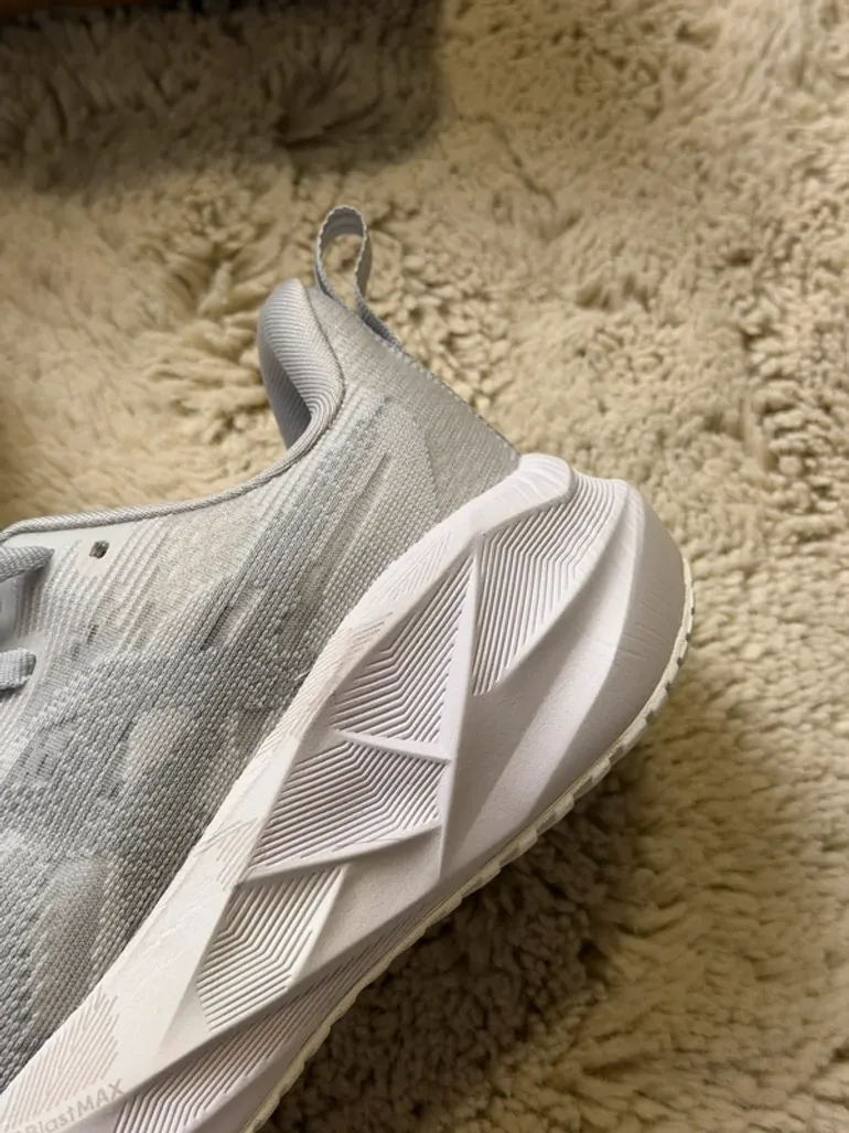 Asics Novablast 5 bike usato — immagine 5 di 12