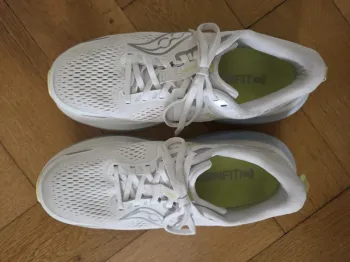 Used Saucony Guide 18 Running Shoes