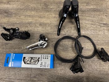 Używany Shimano 105 ST-R7120 Drivetrain & Pedals